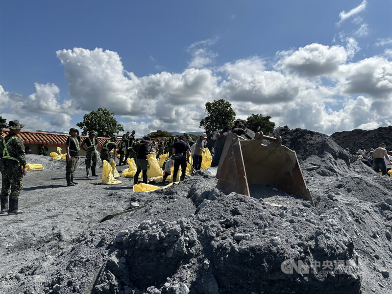 馬太鞍溪堰塞湖溢流重創花蓮光復鄉,圖為志工在重災區大平村協助清除土砂。(中央社檔案照片)
