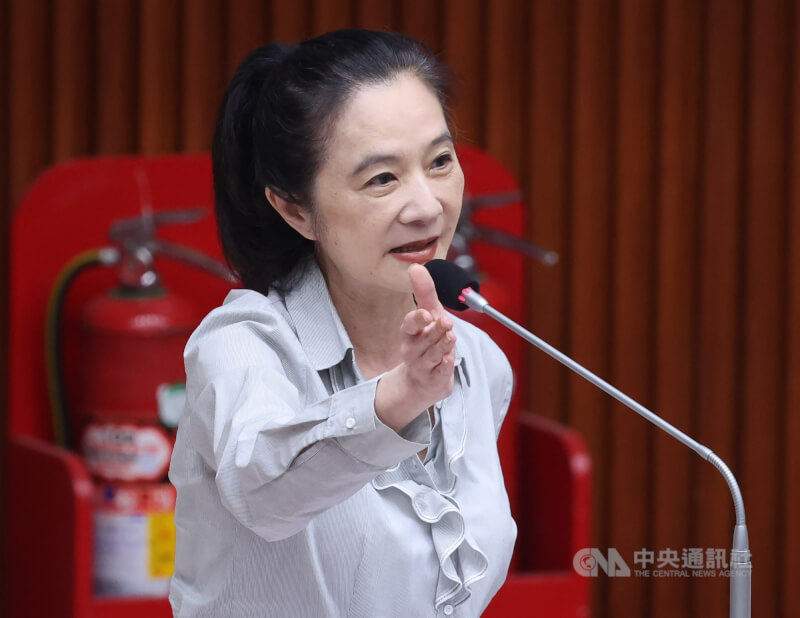 台北市長蔣萬安9日赴議會施政報告,涉京華城案的國民黨市議員應曉薇(圖)針對市政議題進行質詢,並提到,希望市府別再詢問她何時可參加與市長便當會,因「一朝被蛇咬、十年怕草繩」。中央社記者趙世勳攝 114年10月9日