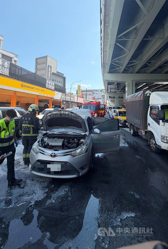 新北市中和區15日中午發生火燒車,經調查是汽車與機車發生行車糾紛,騎士不滿便往汽車內丟擲鞭炮引發火勢,隨後逃逸;警消人員獲報到場將火勢撲滅。(翻攝照片)中央社記者曹亞沿傳真 114年10月15日