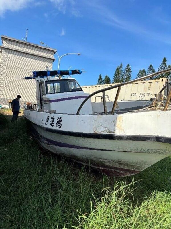 澎湖地檢署15日公開拍賣沒收扣押物,吸引不少民眾前往喊價競標,其中一艘「德進源1號」快艇最為競爭,最後由陳姓民眾以新台幣53萬5000元得標。(澎湖地檢署提供)中央社 114年10月15日