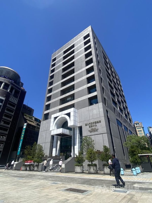 台北市警察局15日傍晚表示,有關台北車站及松山區近期分別發生涉嫌妨害性自主等案件,警方除持續配合社會局等相關單位定期執行聯合稽查工作,也將針對婦幼安全警示地點加強相關作為。圖為台北市警察局大樓。中央社記者黃麗芸攝 114年10月15日