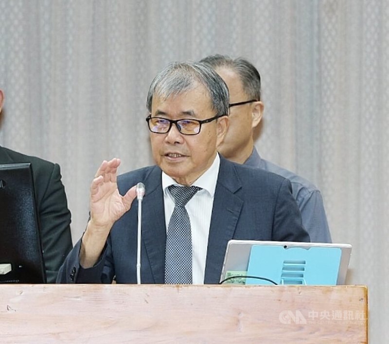 教育部長鄭英耀(前)15日赴立法院教育及文化委員會進行業務概況報告,由於最近立委王世堅短影音爆紅,有立委擔心抖音等社群對兒少身心的影響,建議校園禁抖音。教育部長鄭英耀說,學術網路本來就不能連上抖音,未來也會針對網路假訊息等議題,做適度的規劃。中央社記者郭日曉攝 114年10月15日