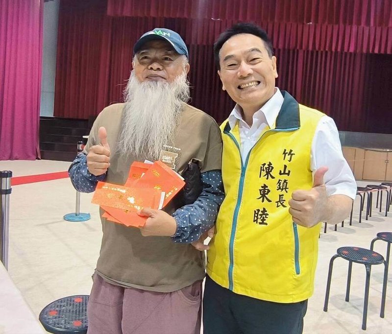 重陽節將至,為表達對長者關懷,南投縣竹山鎮公所15日起連續2天在鎮公所大禮堂發放重陽敬老禮金,共1萬2134人受惠,竹山鎮長陳東睦(右)15日到場祝賀。(竹山鎮公所提供)中央社記者蕭博陽南投縣傳真 114年10月15日