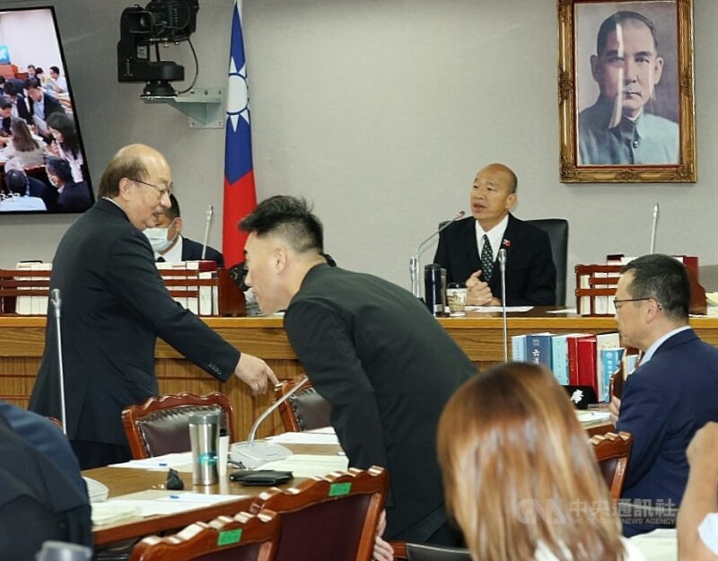 立法院長韓國瑜(後右)15日下午主持朝野黨團協商,共同研商特別預算案、中央政府總預算案、財劃法修正案等多項事宜。中央社記者郭日曉攝 114年10月15日