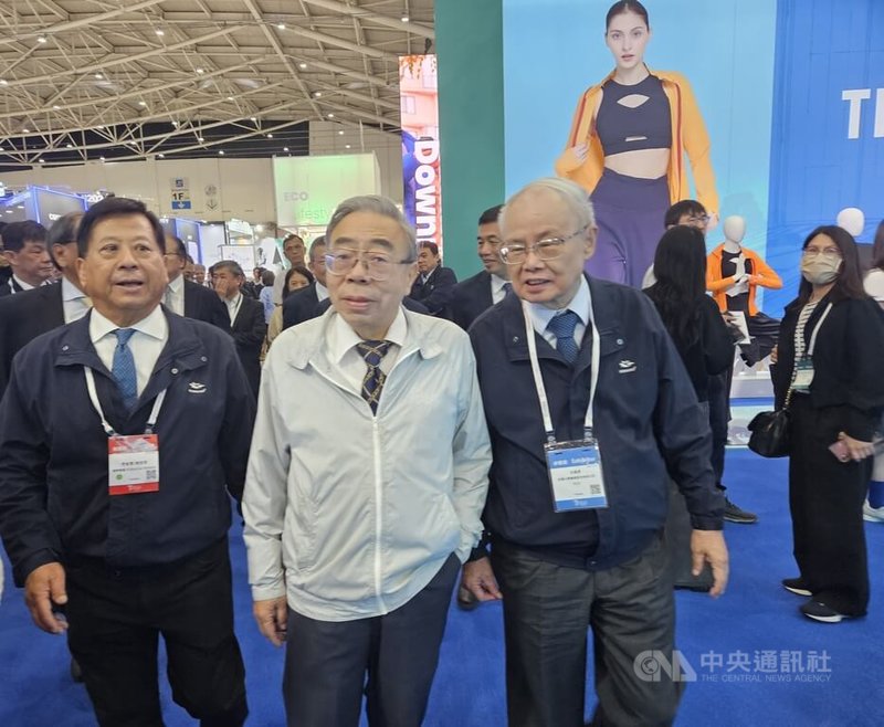 台塑企業管理中心主任委員王文淵(前排中)意外現身台北紡織展,不只在台塑企業攤位駐足許久,還到隔壁的遠東新等其他廠商攤位參觀,為台灣紡織業加油打氣。中央社記者曾仁凱攝 114年10月15日