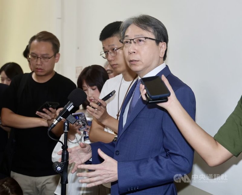 媒體報導指台灣民眾黨立委黃國昌成立狗仔集團跟監偷拍政治人物。國安局長蔡明彥(右)15日在立法院受訪表示,這個案子已經啟動司法調查與偵辦,主要是從3個面向進行全面查察,包括加強隨扈警覺意識,涉及刑法妨礙秘密罪已在偵辦,並啟動機制調查有無境外資金介入。中央社記者張皓安攝 114年10月15日