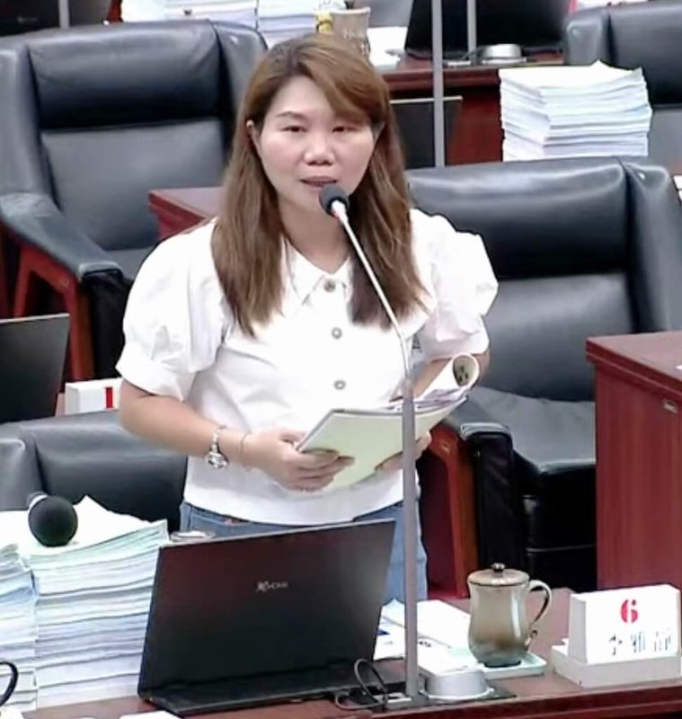 國民黨高雄市議員李雅靜(圖)15日在議會質詢時指出,高雄邁入高齡城市,但高齡醫療資源明顯南北失衡。北高雄的高雄醫學大學附設醫院已成立「高齡者整合醫療中心」,南高雄卻沒有對應的醫療設施,造成長者就醫不便。(李雅靜提供)中央社記者蔡孟妤傳真 114年10月15日