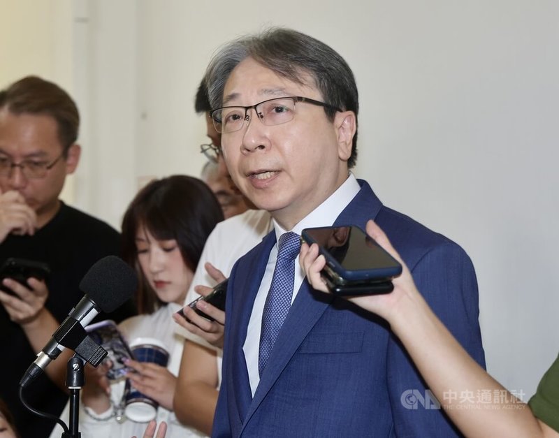 國民黨主席選舉傳出境外勢力介選。國安局長蔡明彥(右)15日在立法院接受媒體聯訪表示,國安局發現TikTok約有1000多部影片討論黨主席選舉,另有約23個Youtube帳號傳散200多部影片,這23個Youtube超過一半以上定位皆在境外。中央社記者張皓安攝 114年10月15日