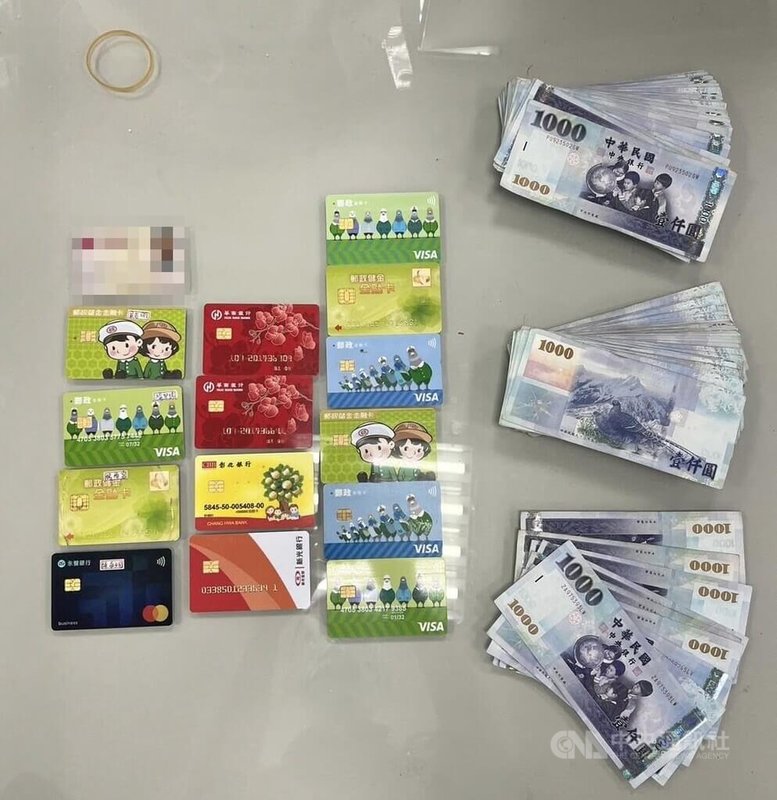 台中市警察局第二分局15日宣布查獲詐團車手案,員警巡邏時發現一名男子站在提款機前神色緊張、東張西望,經盤查起出贓款新台幣21萬元及提款卡14張。(翻攝照片)中央社記者郝雪卿傳真 114年10月15日