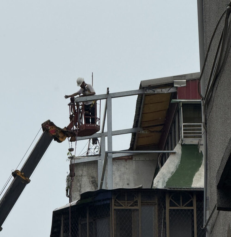 台北市建管處持續加強查報與拆除違建，針對未能在期限內自拆違建，將僱工強拆並收代拆費，為反映實際成本，已調漲拆除費，最低收費為新台幣2500元。圖為建管處先前執行代拆案。（建管處提供）中央社記者劉建邦傳真　114年10月15日