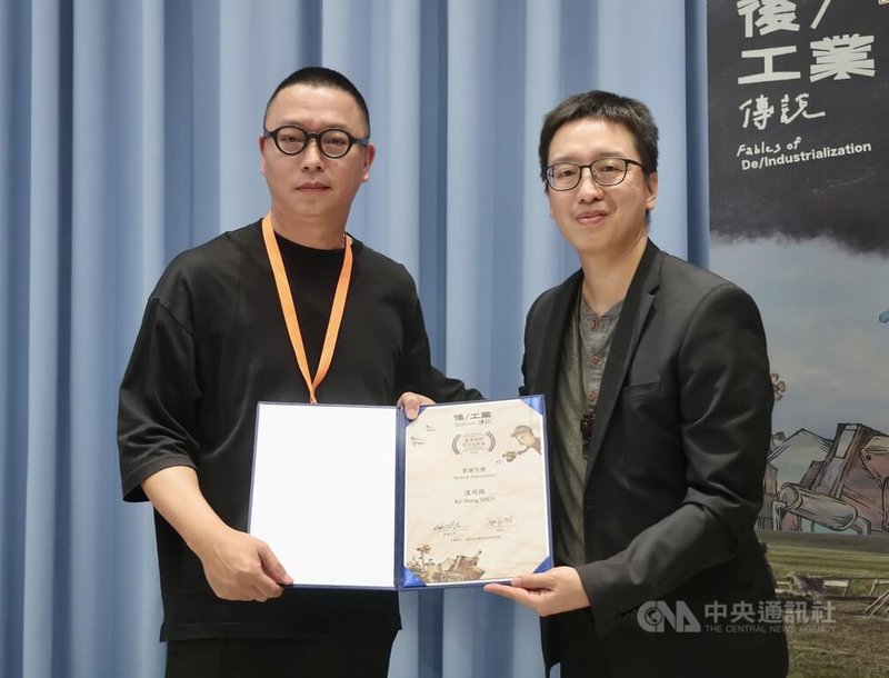 兩年一度的台灣國際民族誌影展16日開幕,導演沈可尚(左)身為今年的影展之友,鼓勵觀眾放下成見,用輕鬆的心接觸影片,或許有新收穫。右為影展主席林浩立。中央社記者張皓安攝 114年10月16日