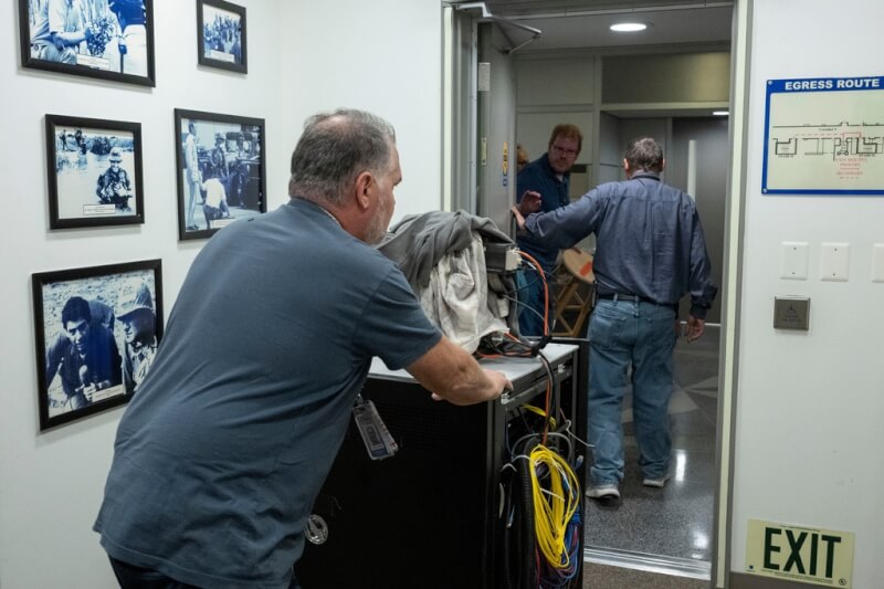 記者們收拾搬運私人物品。（美聯社）