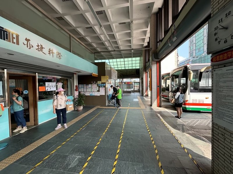 亦捷科際代駛苗栗縣客運路線,16日上午疑因薪資未如期足額發放,司機串聯罷工,造成多條路線大規模班次突然停駛,造成通勤族措手不及,怨聲載道。新竹區監理所協調中午後發車,並將依公路法對公司開罰。(民眾提供)中央社記者管瑞平傳真 114年10月16日