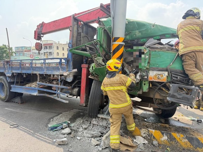 1輛大貨車16日中午途經台南市官田區疑自撞電線桿,造成副駕駛座43歲陳姓女子OHCA(到院前心肺功能停止),送醫搶救。(台南市消防局提供)中央社記者張榮祥台南傳真 114年10月16日