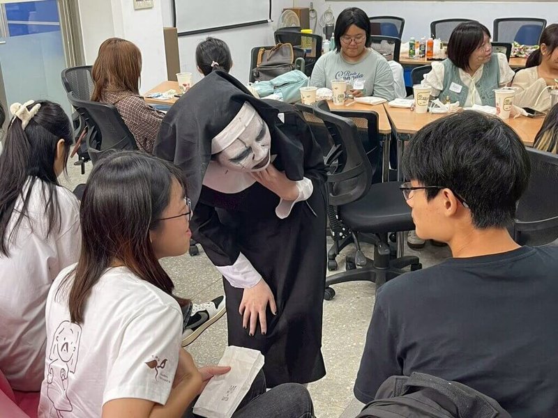 東海大學林姓英文教師15日中午要參加萬聖節活動,擔心來不及裝扮,事先化好黑色深邃眼眶,以鬼修女裝扮授課,引發討論。(東海大學提供)中央社記者趙麗妍傳真 114年10月16日