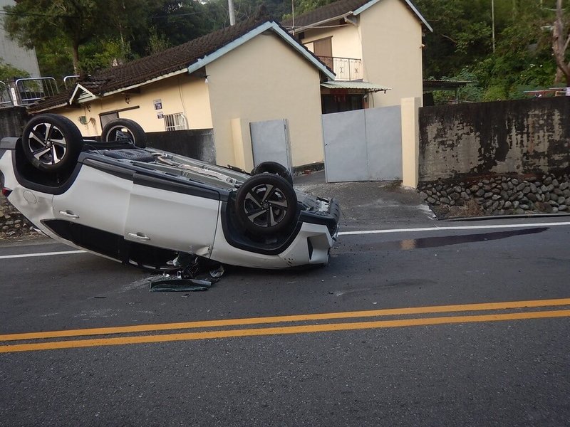 52歲游姓男子16日駕駛小客車行經台中市東勢區東關路,車子右前輪不慎碰撞民宅前路緣水溝蓋,車輛失控翻覆,游男身上多處擦挫傷,幸無生命危險。(民眾提供)中央社記者趙麗妍傳真 114年10月16日