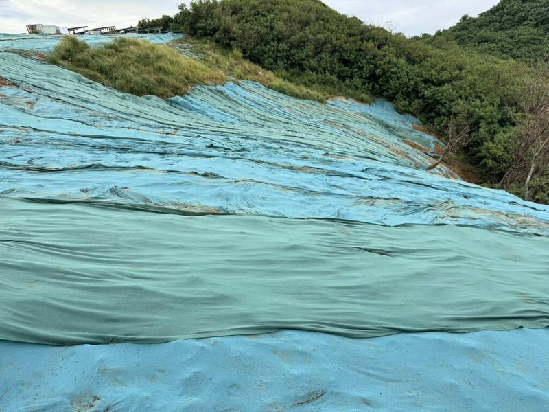 對於國民黨立委蘇清泉16日指稱,台電核三廠光電計畫為種電毀壞植被,台電表示,所有工程均依法辦理水土保持計畫,採取圍阻攔、沉砂池等防護措施,防止泥沙外流。(台電核三廠提供)中央社記者黃郁菁攝 114年10月16日