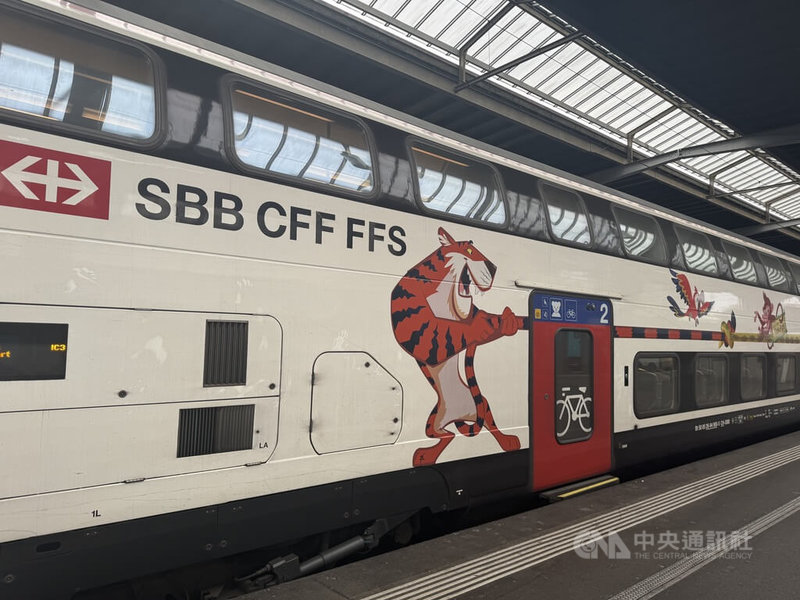 瑞士國鐵長途列車設置「親子車廂」,「親子車廂」外觀有明顯的卡通圖案,內有上下層,上層有遊戲和乘坐空間,下層則有置放行李與嬰兒車的空間。中央社記者郭芳君蘇黎世攝 114年10月16日
