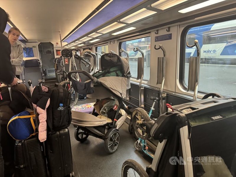 瑞士國鐵長途列車下層車廂設有寬敞的大件行李、自行車與嬰兒車的放置空間,並有座位和洗手間。中央社記者郭芳君蘇黎世攝 114年10月16日