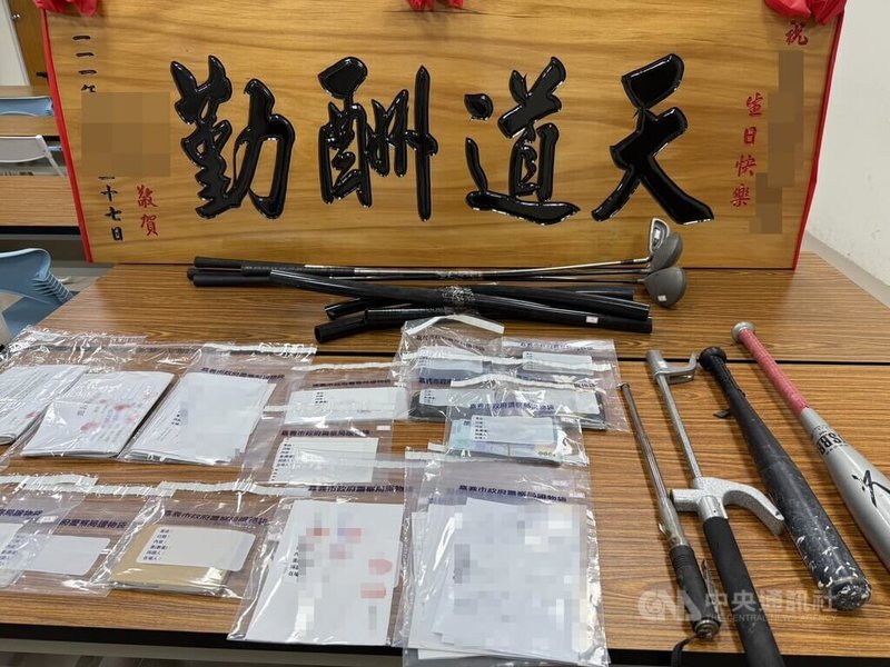 太陽聯盟成員江姓男子民國113年間,被刑事局查獲經營博弈機房,警方查扣手機數位鑑識時,發現江男還涉成立暴力討債集團,經警方循線前往查獲棍棒、帳冊等證物。(翻攝照片)中央社記者蘇木春傳真 114年10月16日