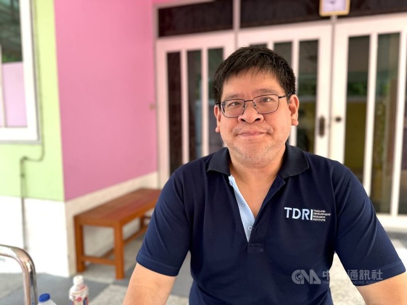 泰國發展研究院(TDRI)研究員諾納瑞特表示,泰國過去20年來過度依賴短期財政刺激,如同「打類固醇」效果越來越差。中央社記者李宗憲曼谷攝 114年10月16日