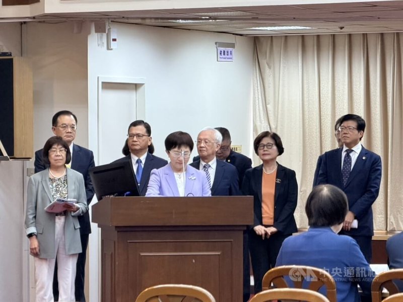 財政部長莊翠雲(圖中前排)16日率所屬機關首長暨國營事業董事長、總經理列席立法院財委會進行業務報告。中央社記者呂晏慈攝 114年10月16日