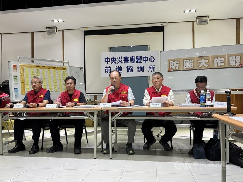 因應可能生成的颱風風神,中央前進協調所總協調官季連成(中)宣布,16日至18日是花蓮堰塞湖災區防颱大作戰,將視雨量、堤防水位監測資料,分3階段進行疏散。中央社記者張祈攝 114年10月16日