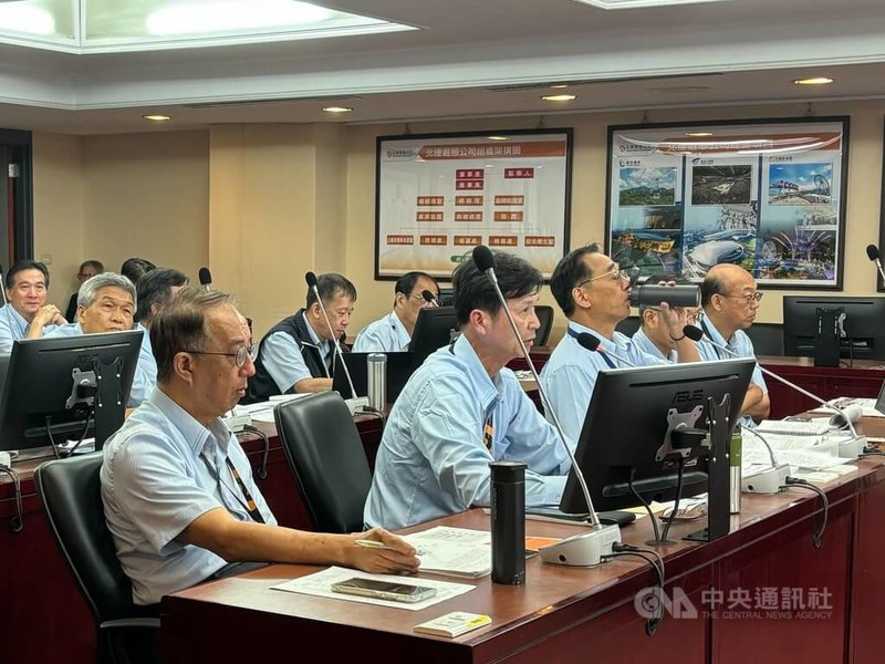 台北捷運公司新成立子公司北捷遊憩公司,首任總經理邱健吾(前左2)16日首次赴台北市議會備詢,並表示公司首年獲利上看7%。中央社記者陳昱婷攝 114年10月16日