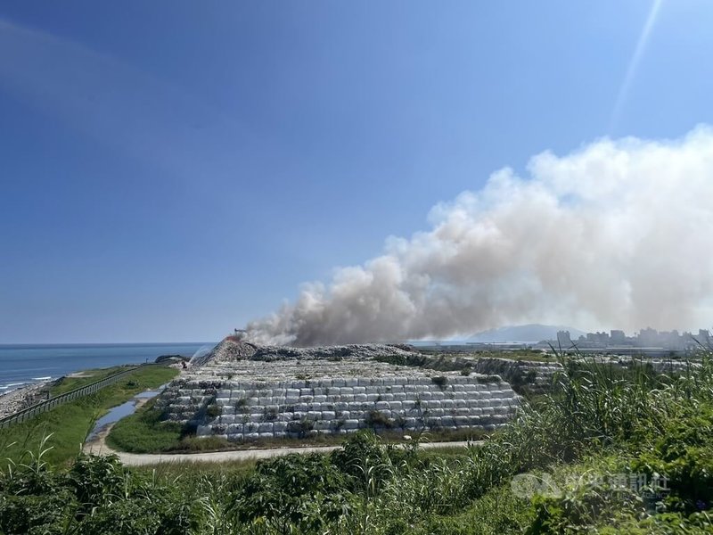 花蓮市垃圾掩埋場16日上午發生火警,傳出陣陣濃煙,已通報消防協助撲滅,呼籲附近住戶緊閉門窗。中央社記者張祈攝 114年10月16日