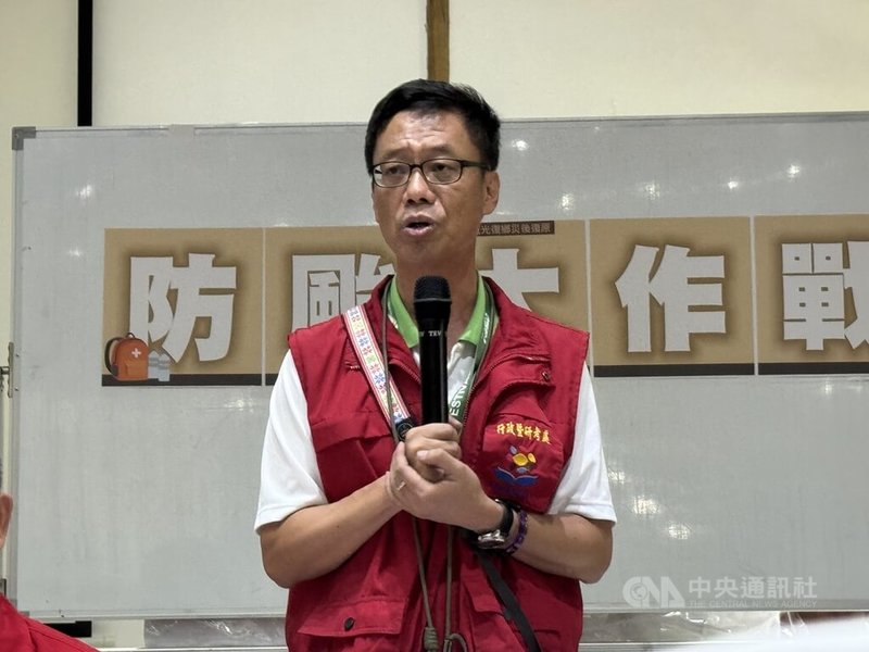 有水電志工協助災民復原,花蓮縣政府轉達水電志工群組解散訊息,並附上自費水電業者資訊,遭外界質疑「圖利」。花蓮縣行研處長陳建村(圖)16日說明,單純提供資訊,有需求民眾可以自行詢價,「若縣府真有圖利,麻煩第一個移送我」。中央社記者張祈攝 114年10月16日