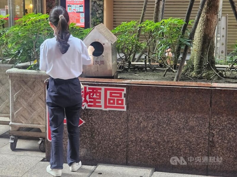 根據衛生福利部國民健康署最新調查發現,台灣成人、國中生與高中職生吸菸率皆下降,但值得注意的是,113年大專生吸菸率5.6%與111年5.4%相比,出現微幅上升警訊。圖為戶外吸菸區。中央社記者陳婕翎攝 114年10月16日