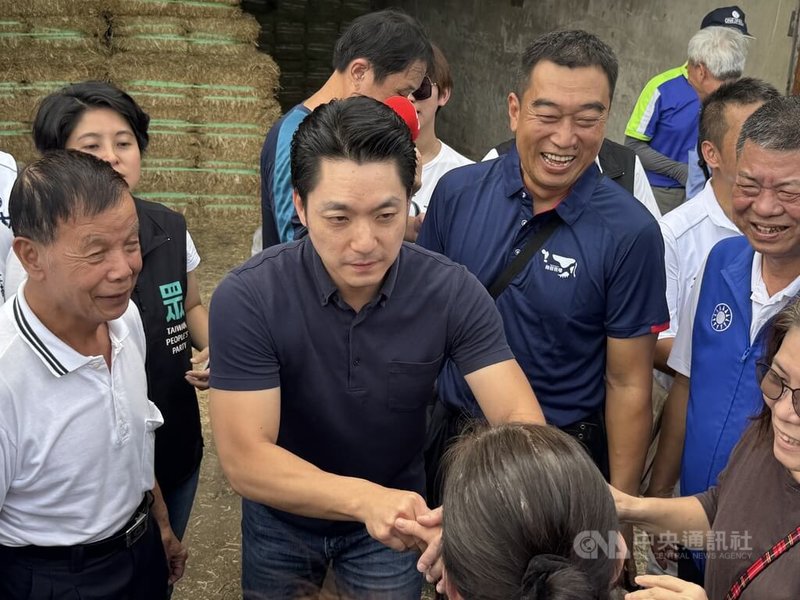 台北市長蔣萬安(前左2)16日參訪台南市佳里區酪農業,向現場民眾握手致意。中央社記者張榮祥台南攝 114年10月16日