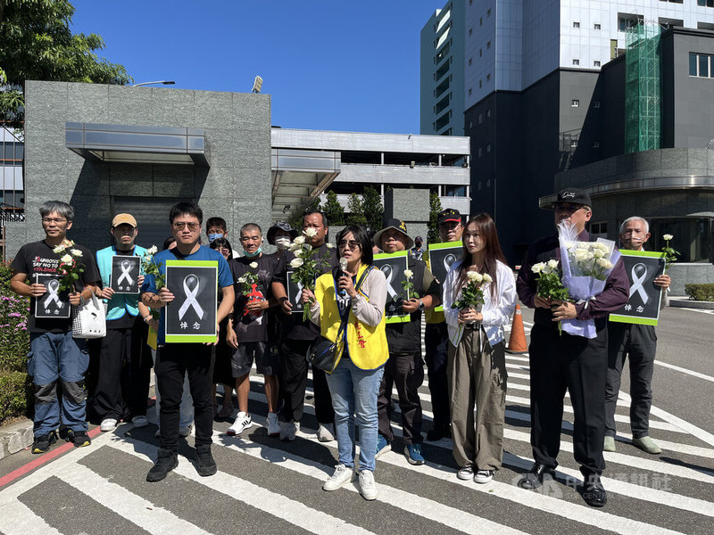 長榮航空1名空服員抱病服勤,返台後離世,桃園市產業總工會16日下午前往位於南崁的長榮航空公司門口為該空服員獻白玫瑰哀悼。中央社記者葉臻攝 114年10月16日