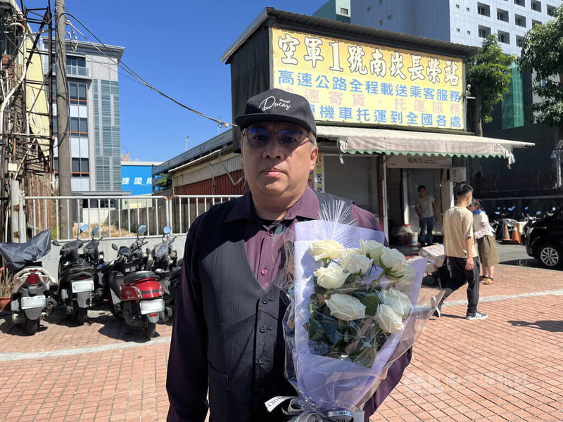 長榮空服員抱病上班返台離世。桃園市產業總工會16日發起前往位於南崁的長榮航空公司門口為該空服員獻白玫瑰哀悼,南崁多加教會牧師陳曉煒也到場聲援。中央社記者葉臻攝 114年10月16日