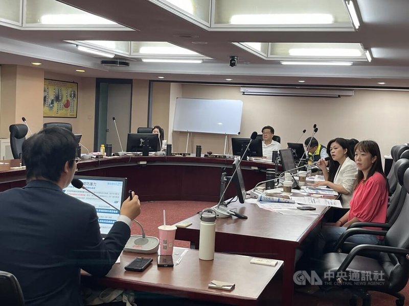 民進黨台北市議員洪婉臻(右2)16日在市議會財政建設委員會指出,央廣網站首頁遭入侵置換五星旗,涉案廠商有得標北市建管處、文化局網站或資料庫改版維護標案,要求市府盤查資安。中央社記者楊淑閔攝 114年10月16日