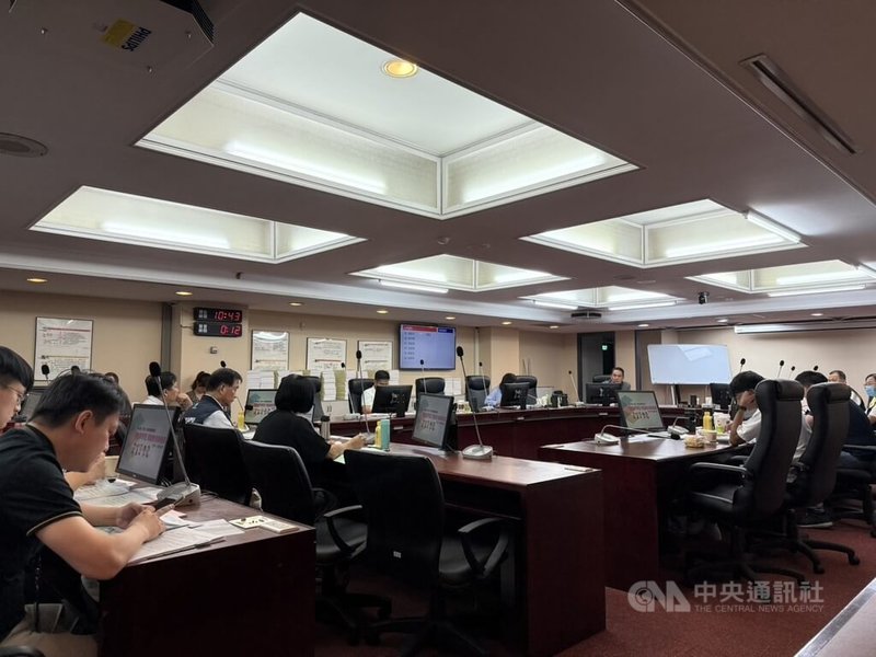 台北市政府與上海市政府2024年底在雙城論壇簽署小貓熊物種交流合作備忘錄(MOU),預計以黑腳企鵝交換上海動物園小貓熊。北市議會教育委員會16日召開工作會報,有議員關心小貓熊來台時程,北市動物園答詢指出,預計2026年上半年完成交換。圖為議會教育委員會開會情形。中央社記者劉建邦攝 114年10月16日