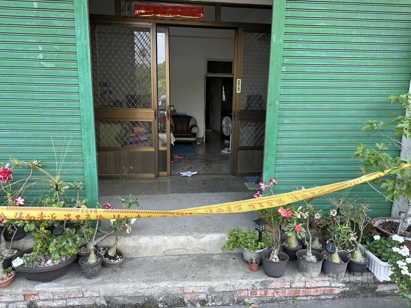 台中林姓男子疑因不滿鄰居陳女家中電視太吵,16日下午持水果刀前往對方住處理論發生口角,附近修車廠施姓人員前往勸架,林男持刀砍傷兩人,警方封鎖現場調查。(翻攝照片)中央社記者蘇木春傳真 114年10月16日