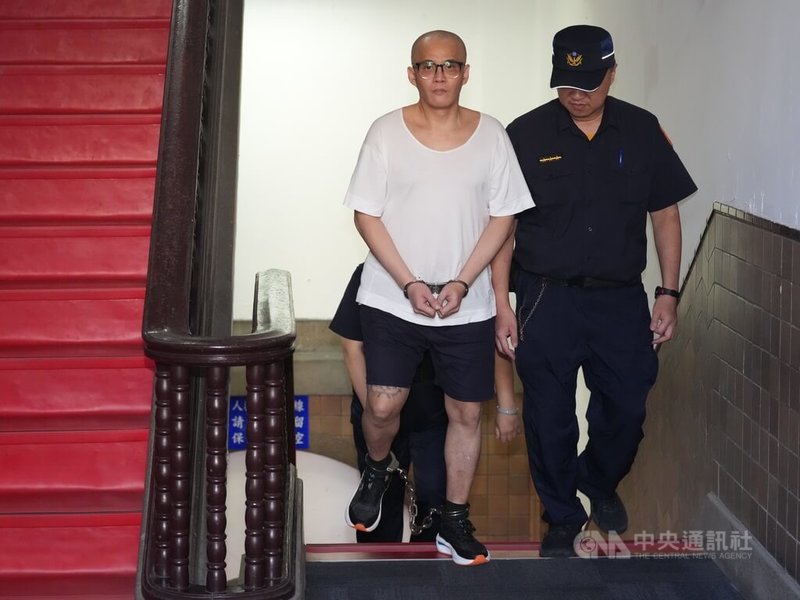 新竹男子彭建源(白衣者)被控對鐵皮屋KTV潑灑汽油縱火,釀成5死,遭判死刑定讞。彭男聲請再審,台灣高等法院16日開庭,彭男由法警提訊到庭。中央社記者劉世怡攝 114年10月16日