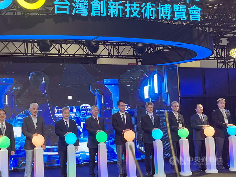 「2025台灣創新技術博覽會」16日揭幕,經濟部長龔明鑫(左3)、行政院政務委員兼國科會主委吳誠文(左4)、數發部長林宜敬(左5)等人出席。中央社記者趙敏雅攝 114年10月16日