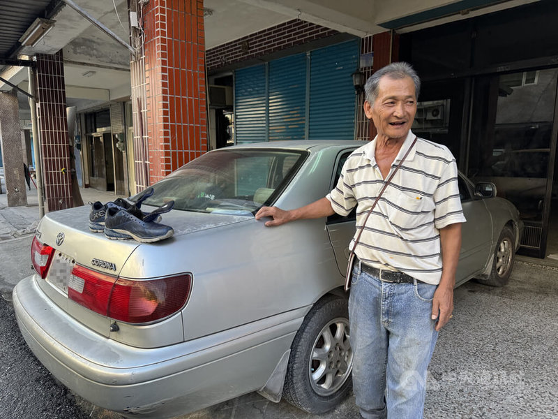 南方熱帶擾動預計將增強為熱帶性低氣壓,18日恐成颱風風神,北部、宜蘭、花蓮可能有局部豪雨發生機會。花蓮光復受災戶彭春明說,災後剛買二手車,擔心又遇水災,要提前開到撤離點停放。中央社記者張祈攝 114年10月16日