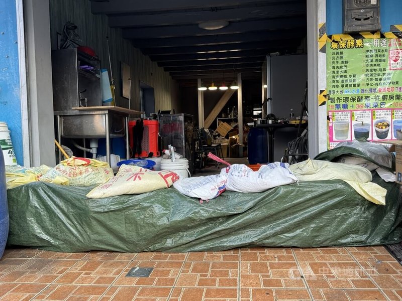 中央氣象署16日表示,南方熱帶擾動預計將增強為熱帶性低氣壓,成為颱風風神,花蓮光復鄉災民不敢懈怠,大安村住戶將沙包加上防水帆布,達到最大防水效果。中央社記者張祈攝 114年10月16日