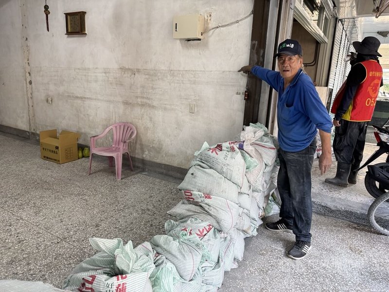 颱風風神恐在18日生成,與東北季風發生共伴效應,帶來明顯降雨;花蓮光復鄉敦厚路災民李金龍(前)家門前堆起沙包,他說,至少要堆到上次淹水高度才安心。中央社記者張祈攝 114年10月16日