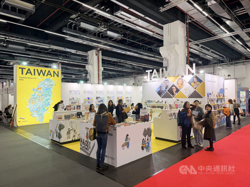 2025年法蘭克福書展台灣館於16日開幕,以亮眼的黃色主視覺與「看板作家」主題吸引國際出版人駐足。主視覺由知名插畫家洪添賢(Croter)設計,巨幅插畫描繪台灣生活景致與文化內涵。中央社記者林尚縈法蘭克福攝 114年10月16日
