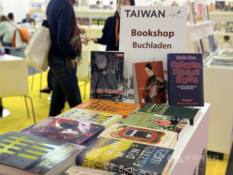 今年法蘭克福書展首度開放現場書籍販售,台灣館書店區也展示多部台灣作家作品的德語譯本,包括吳明益《複眼人》、蕭瑋萱《成為怪物以前》、小峱峱《守娘》與陳思宏的《鬼地方》等。中央社記者林尚縈法蘭克福攝 114年10月16日