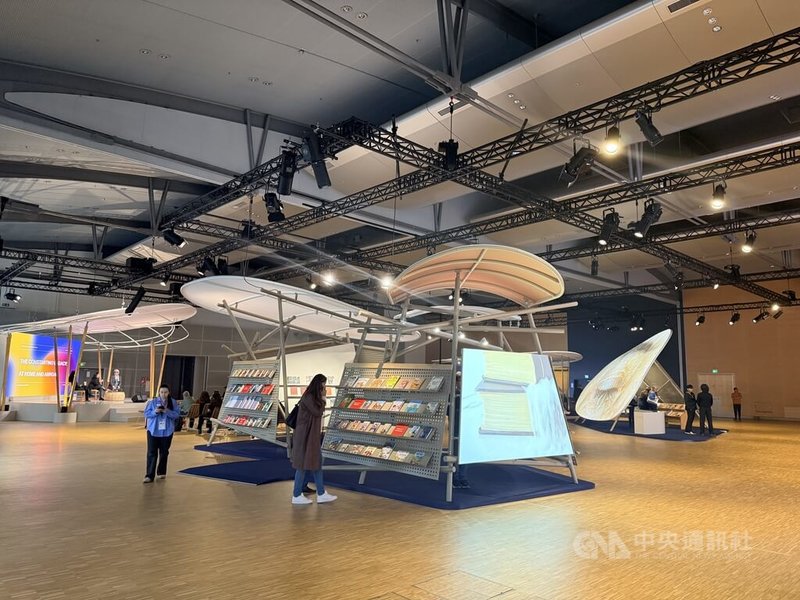 2025年法蘭克福書展主題國菲律賓館以「群島」為概念設計展區,製作宛如小島般的多座大型書櫃,象徵菲律賓既多元又獨立的地理與文化特色。中央社記者林尚縈法蘭克福攝 114年10月16日