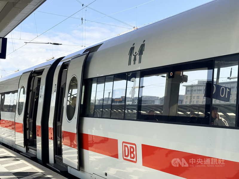 德國高鐵ICE外部標示明確,每節列車上都貼有車廂種類圖示,方便乘客辨認此列車為「幼兒包廂」、「家庭車廂」、「安靜區」還是「手機區」。圖為「家庭車廂」圖示。中央社記者林尚縈柏林攝 114年10月16日