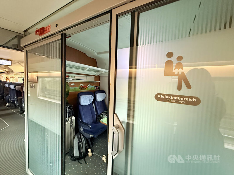 德國高鐵ICE的幼兒包廂設有可關門的獨立空間,外門有家長帶幼齡孩童的標示,方便家長辨識。包廂內也額外設有嬰兒車停放區,方便家長出行。中央社記者林尚縈柏林攝 114年10月16日