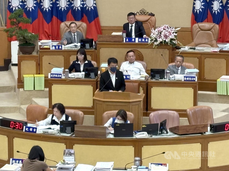 新北市議會16日三讀通過氣候變遷因應行動自治條例,明定中長期減量目標、碳排大戶應公開碳排資訊等,並建立具體執行與罰則機制。圖為環保局長程大維(中立者)列席備詢。中央社記者曹亞沿攝 114年10月16日