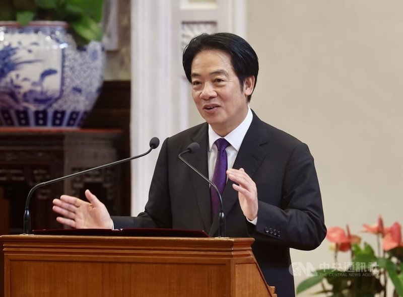 總統賴清德(圖)16日在總統府接見2025貝比魯斯聯盟U16世界女子壘球賽冠軍隊伍台北市立北投國中代表隊,致詞鼓勵學生們繼續勇敢追夢,未來在各項賽事持續發光發熱。中央社記者張皓安攝 114年10月16日
