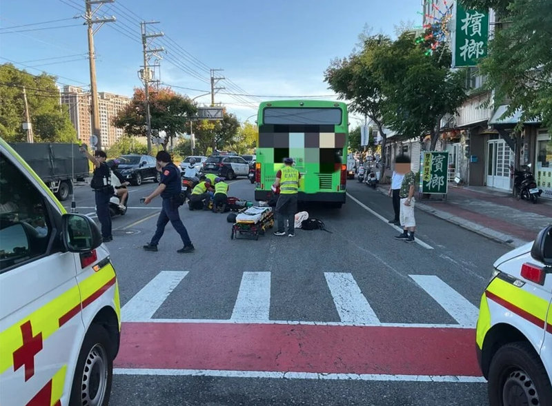 桃園市66歲陳姓男子日前在中壢區過馬路時遭統聯客運撞上,送醫後宣告不治。司機被依過失致死罪嫌送辦,未禮讓行人導致死亡部分依法吊銷駕駛執照。(警方提供)中央社記者葉臻傳真 114年10月16日